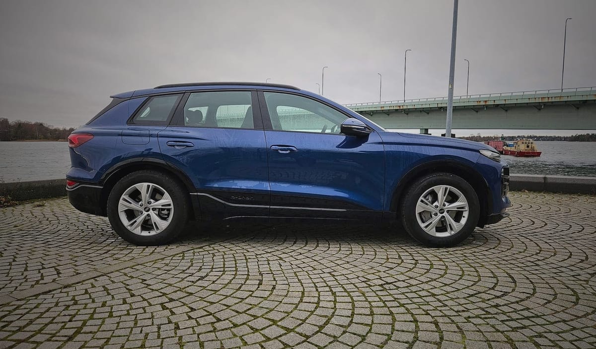 Audi Q6 e-tron 2025 koeajo – PPE-alustan uutuus, joka kurkottaa ylemmäs