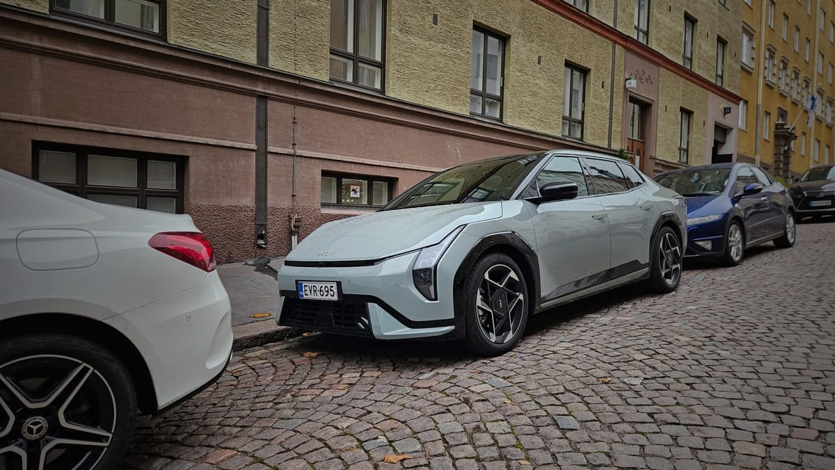 KaaraTV Podcast #7: Ensifiilis: Kia EV4 Fastback – moderni pidemmän peräylityksen sähköhatchback jossa järki ja tunne kohtaavat