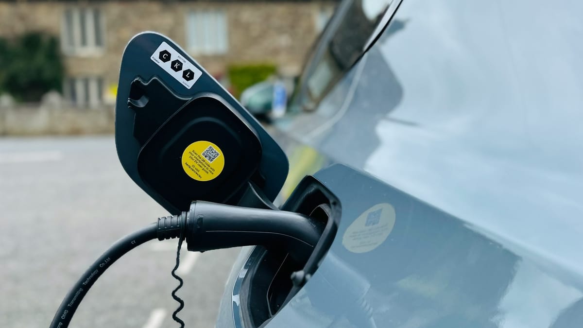 Vertailu: Sähkö vs. Plug-in Hybridi – Kumpi kannattaa vuoden 2026 verotuksella?