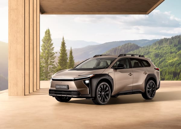Uusi Toyota bZ4X Touring 2026 – täyssähköinen seikkailu koko perheelle ja tavaroille! 😅👏