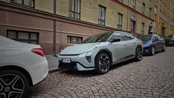 KaaraTV Podcast #7: Ensifiilis: Kia EV4 Fastback – moderni pidemmän peräylityksen sähköhatchback jossa järki ja tunne kohtaavat