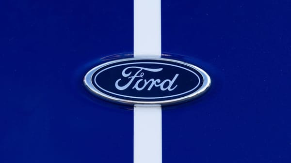 Fordin sähköstrategia uusiksi: Miljardien alaskirjaukset, lisää hybridejä ja akkuja konesaleihin