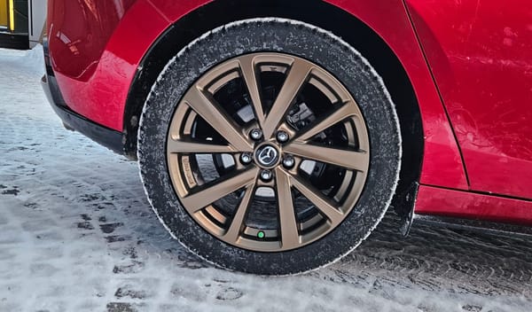 Painava sähköauto vs. kevyt polttomoottoriauto: Kumpi pysähtyy liukkaalla paremmin?