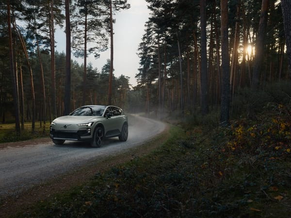 Kuraa, sähköä ja skandinaavista metsätunnelmaa: Tässä on Volvo EX60 Cross Country!