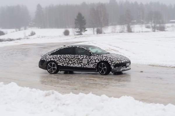 Hyundai ja Suomen talvi: Kun ”lumihiutale mittaristossa” ei olekaan vikakoodi vaan kutsu tanssiin
